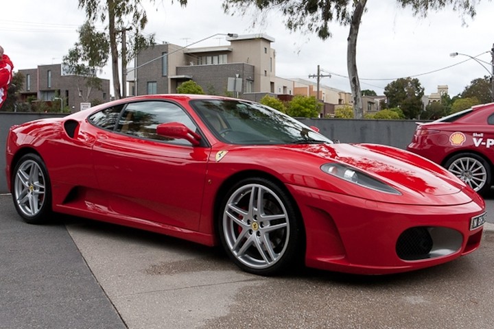 Guardian: Τέλος οι Ferrari της χλιδής για την Ελλάδα