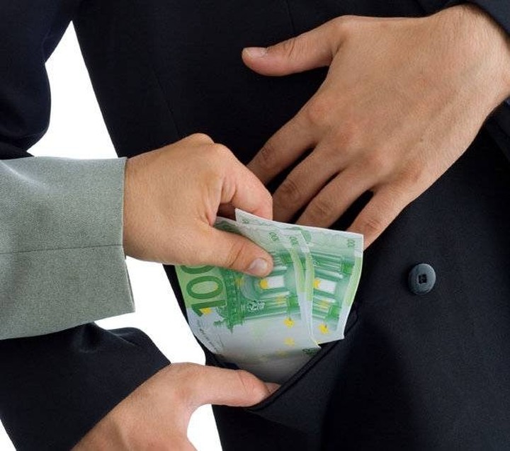 Εφοριακός απαίτησε 200 ευρώ για να μη βεβαιώσει φορολογική παράβαση
