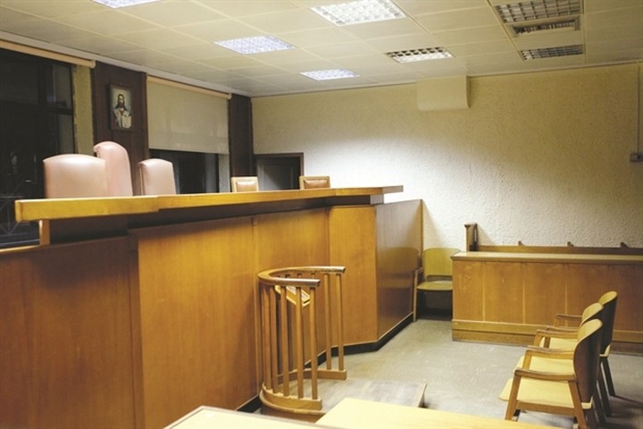 Χειροπέδες σε γιατρό για απάτες και πλαστογραφία