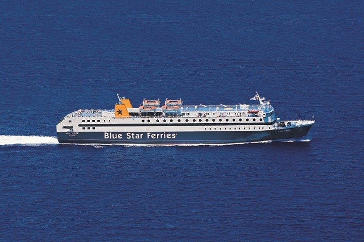 Το «Blue Star Διαγόρας» το πρώτο πλοίο στο λιμάνι του Πειραιά για το 2015