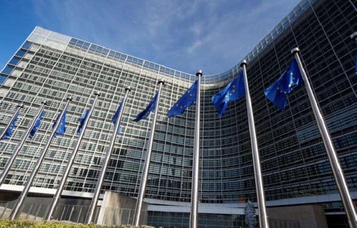 Η Κομισιόν είναι έτοιμη και για ένα δάνειο-γέφυρα