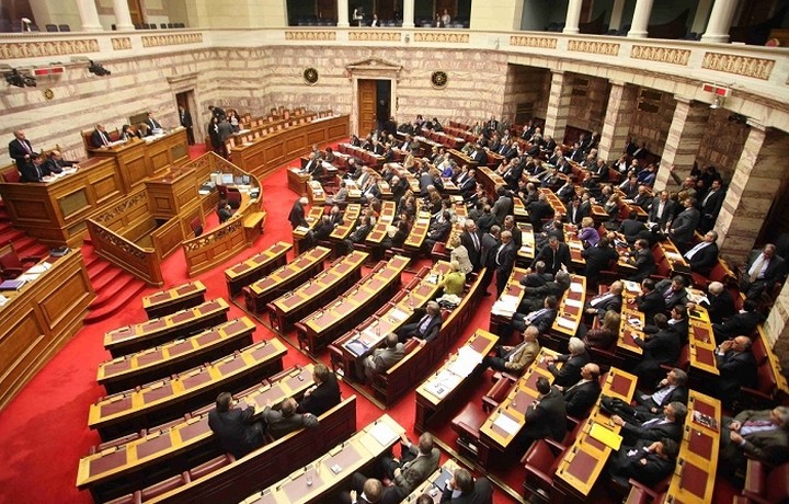Σε υψηλούς τόνους η συζήτηση για τα προαπαιτούμενα στη βουλή