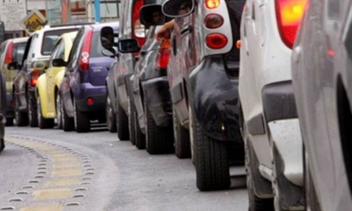 Πώς θα μειωθούν τα ανασφάλιστα αυτοκίνητα με... 20 ευρώ