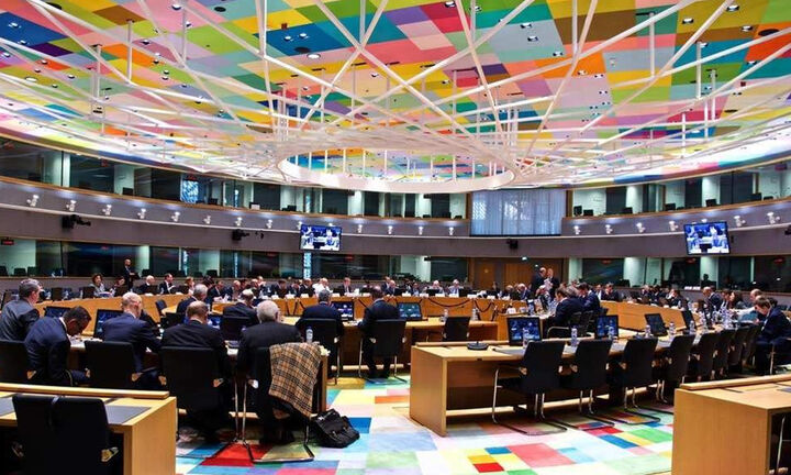 Στην Αθήνα η Μέρκελ, στις Βρυξέλλες ο Χουλιαράκης