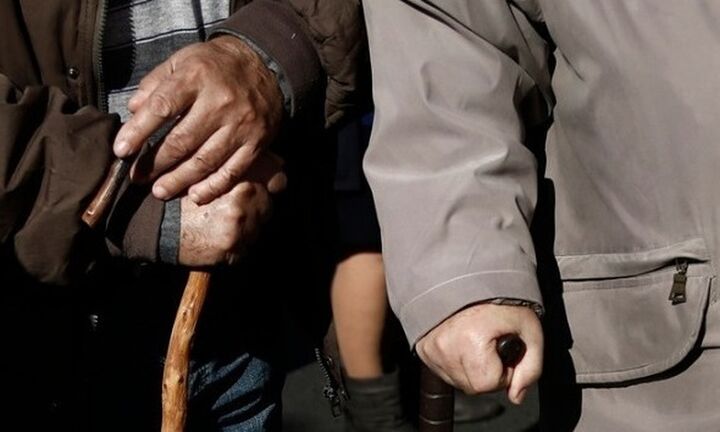 Σε ανοικτούς χώρους και με γάντια οι πληρωμές των συνταξιούχων