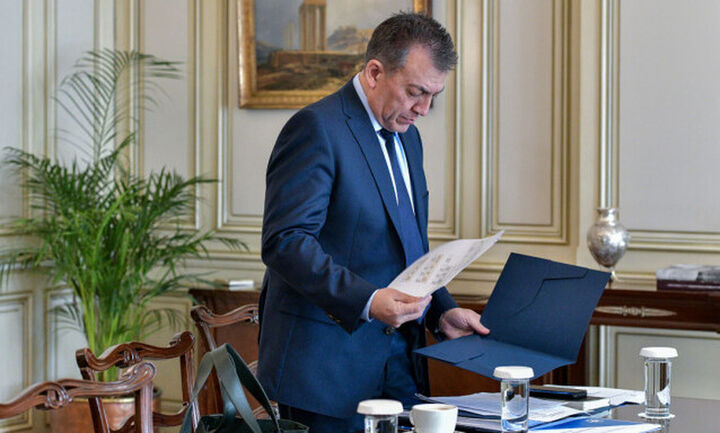 Εγκρίθηκαν οι πληρωμές για 105.000 δικαιούχους των 800 ευρώ