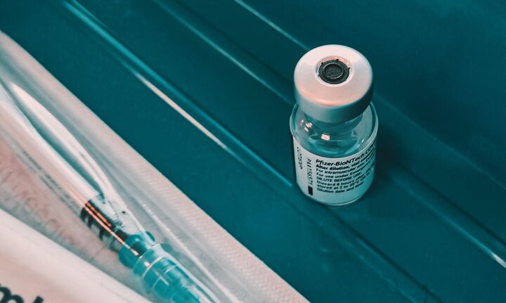 Στο τοπ-5 της Ε.Ε. η Ελλάδα στους εμβολιασμούς κατά του κορονοϊού