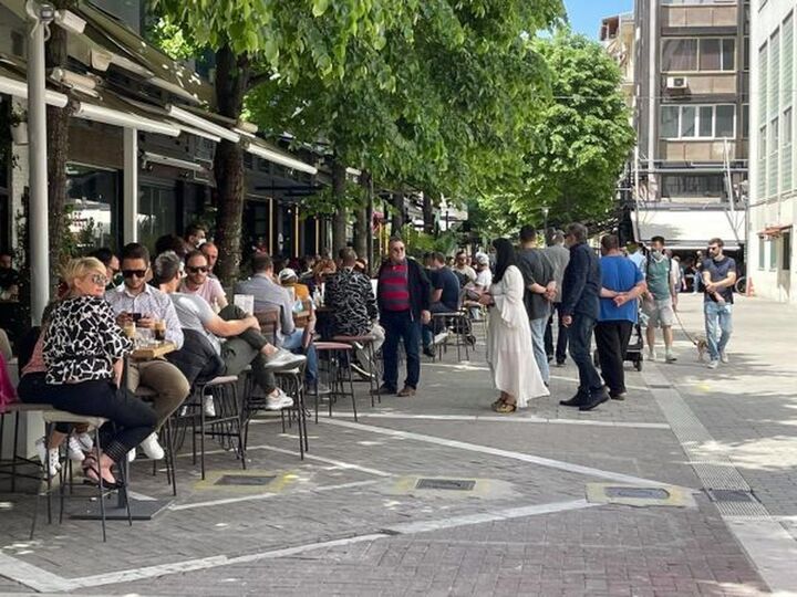 Λάρισα: Δεν πρόλαβαν να ανοίξουν και... γέμισαν από κόσμο οι καφετέριες και τα τσιπουράδικα (ΦΩΤΟ)