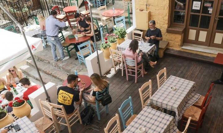 Προνόμια εμβολιασμένων: Στις 12.30 οι ανακοινώσεις για την εστίαση από Γεωργιάδη - Γεραπετρίτη