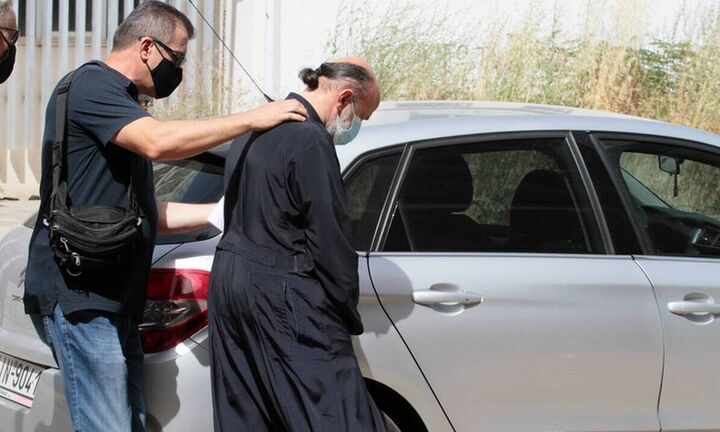Νέα εξέλιξη: Η μητέρα των κοριτσιών πήρε το μέρος του ιερέα που κατηγορείται για τον βιασμό τους