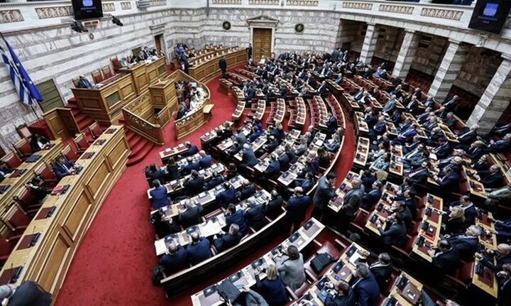 Βουλή: Ανέβηκαν οι τόνοι για την προπληρωμένη κάρτα στους νέους που θα εμβολιάζονται