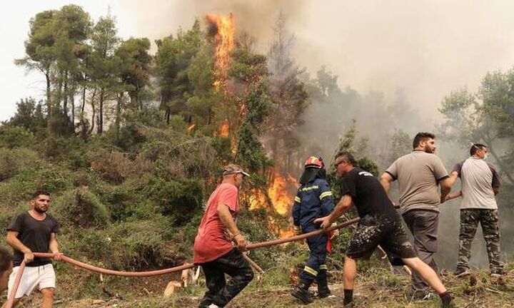 Συνεχείς αναζωπυρώσεις σε Γορτυνία και Βόρεια Εύβοια - Εκκενώσεις οικισμών