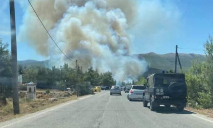 Διακοπές κυκλοφορίας στα Βίλια λόγω της πυρκαγιάς