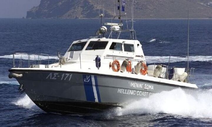 Κύθνος: Σε εξέλιξη επιχείρηση διάσωσης έξι ατόμων που εγκατέλειψαν καταμαράν