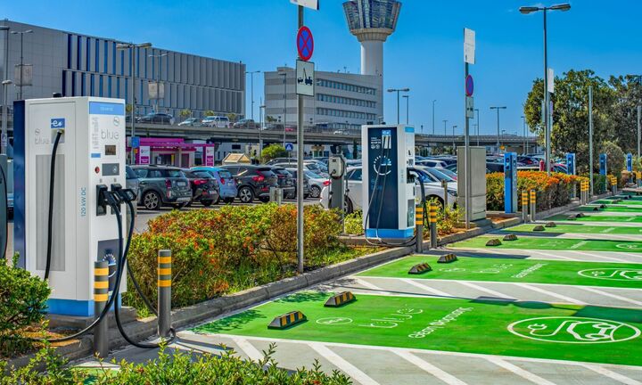 Η ΔΕΗ Blue εγκαθιστά στον ΔΑΑ το μεγαλύτερο hub σημείων φόρτισης στην Ελλάδα