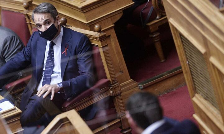 Αντιπαράθεση Μητσοτάκη και Τσίπρα για τον υποχρεωτικό εμβολιασμό: «Διώξτε τον χυδαίο Πολάκη» (vid)