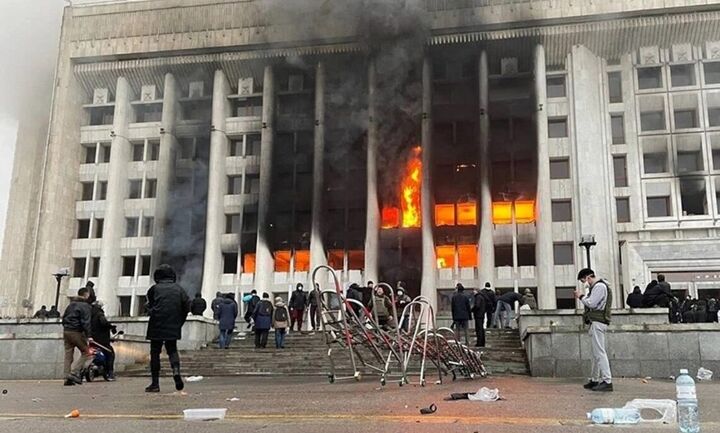 Σε κατάσταση έκτακτης ανάγκης το Καζακστάν - Διαδηλωτές κατέλαβαν το αεροδρόμιο του Αλμάτι