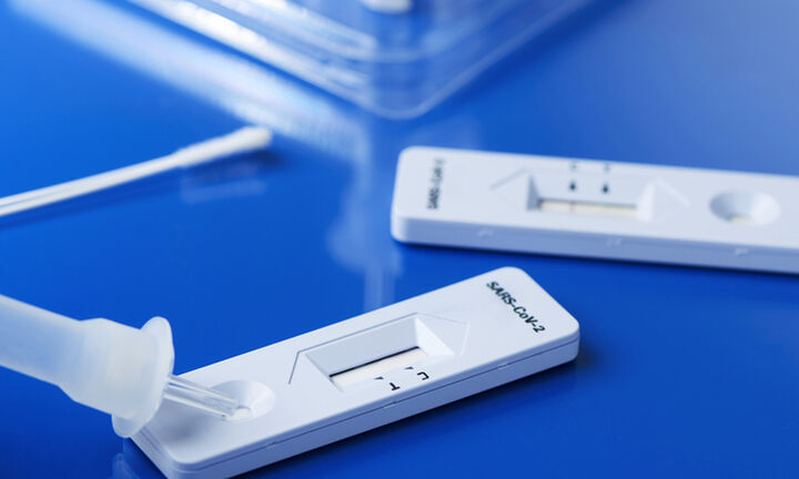 Yπ. Εργασίας: Τι αλλάζει για τα υποχρεωτικά rapid test για τους εργαζομένους στον ιδιωτικό τομέα