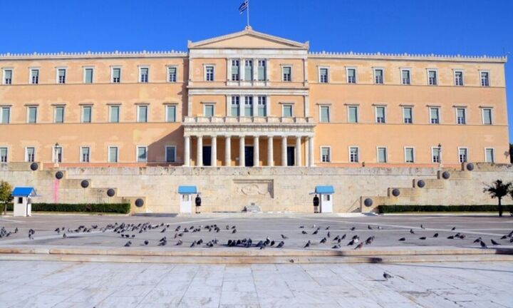 Βουλή: Αποσύρθηκε η υποχρεωτική ασφάλιση κτιρίων και η εξαίρεση αναδασωτέων περιοχών