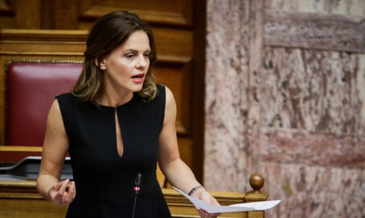 Έφη Αχτσιόγλου: Η κοινωνία βιώνει οικονομική ασφυξία και ο κ. Σταϊκούρας προκαλεί