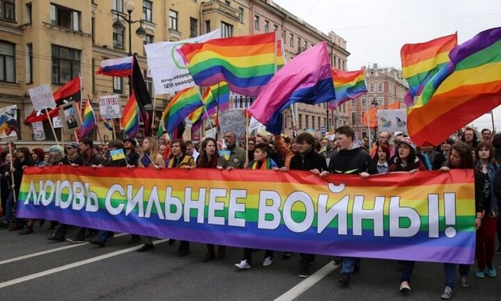 Ρωσία: Η ρυθμιστική αρχή τηλεπικοινωνιών αποσύρει τα βιβλία που «προπαγανδίζουν» τη ΛΟΑΤΚΙ κοινότητα