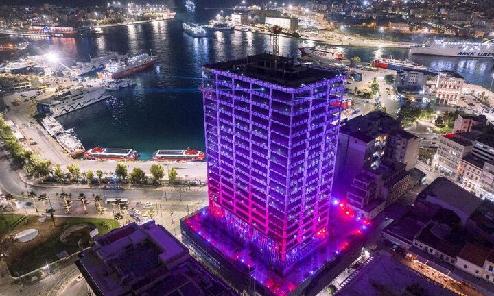 Φωταγώγηση του Πύργου Πειραιά Χαρά, ελπίδα και αισιοδοξία πλημμύρισαν τον Αττικό Ουρανό