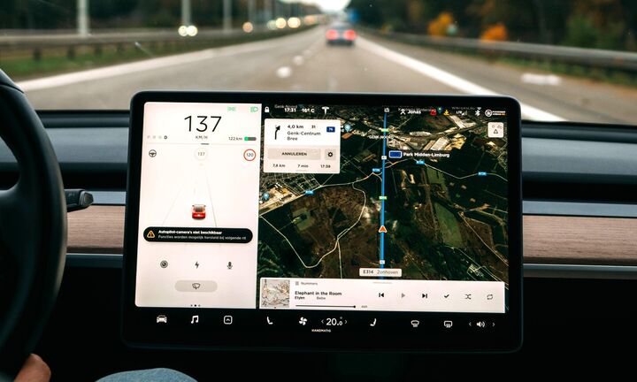 ΗΠΑ: Στο εδώλιο το Αutopilot της Tesla - Η πρώτη δίκη για την αυτόνομη οδήγηση