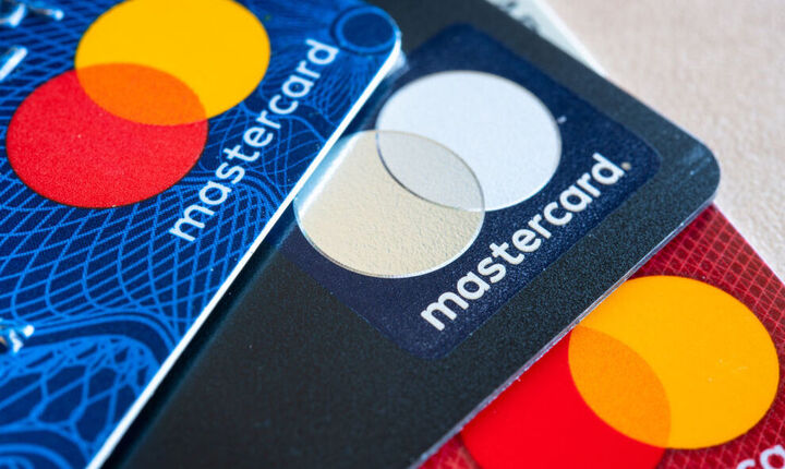 Mastercard: Ξεκινά την ανακύκλωση πιστωτικών καρτών σε συνεργασία με την HSBC