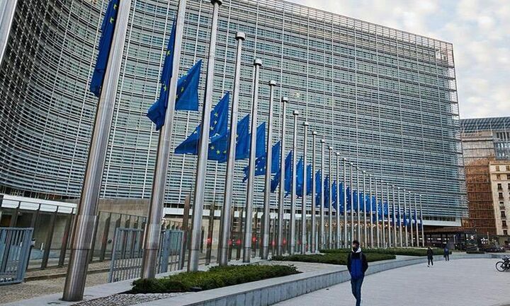 Κομισιόν: Έχασε τη δυναμική της η ευρωπαϊκή οικονομία αλλά αποφεύγει την ύφεση
