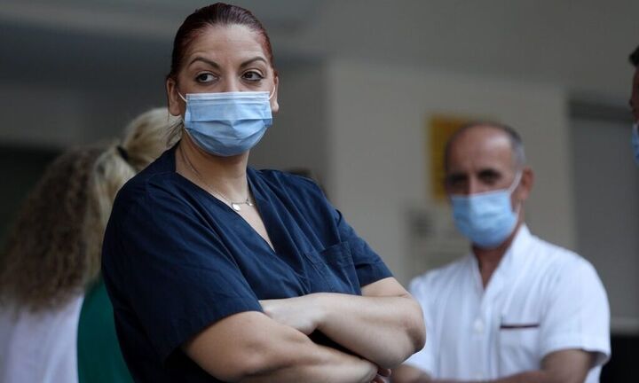 Επιτροπή Εμπειρογνωμόνων: Ισχυρή σύσταση για μάσκα σε μονάδες υγείας και γηροκομεία