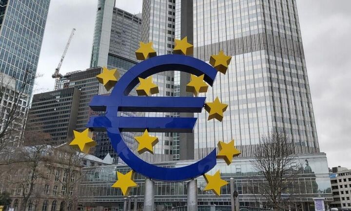 Bloomberg: Οι οικονομολόγοι περιμένουν από την ΕΚΤ να μειώσει 4 φορές τα επιτόκια φέτος