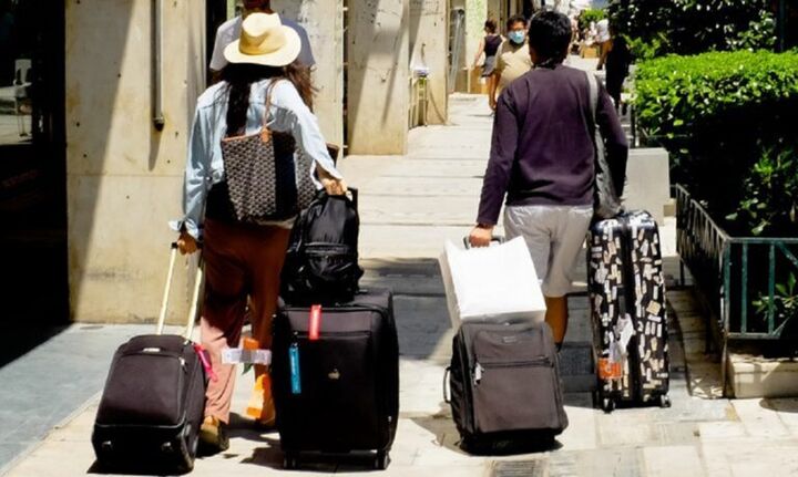 ΕΛΣΤΑΤ: Αυξήθηκαν οι αφίξεις και οι διανυκτερεύσεις τον Μάρτιο - Τι δείχνουν τα στοιχεία