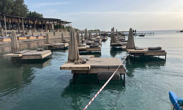 Ρόδος: Λουκέτο στο beach bar με τις πλατφόρμες – κρεβάτια στη θάλασσα