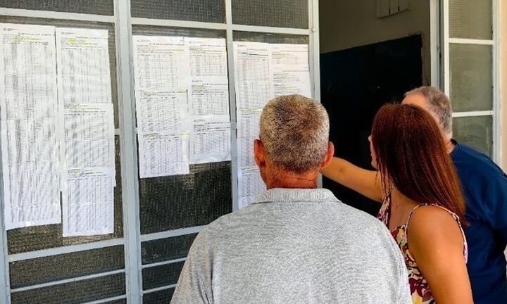 Πανελλαδικές Εξετάσεις 2024 - Πτώση βάσεων για τις περιζήτητες σχολές