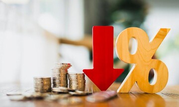 Μειώθηκαν τα επιτόκια καταθέσεων και δανείων τον Μάιο - Περιορίστηκε το περιθώριο