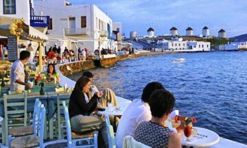 Ο ελληνικός τουρισμός σε κρίσιμο σταυροδρόμι – Ρεκόρ αφίξεων αλλά μείωση στα έσοδα
